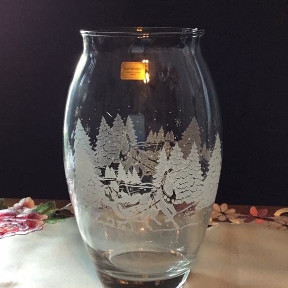 Avon Collectible Vase - Picture 1 of 4
